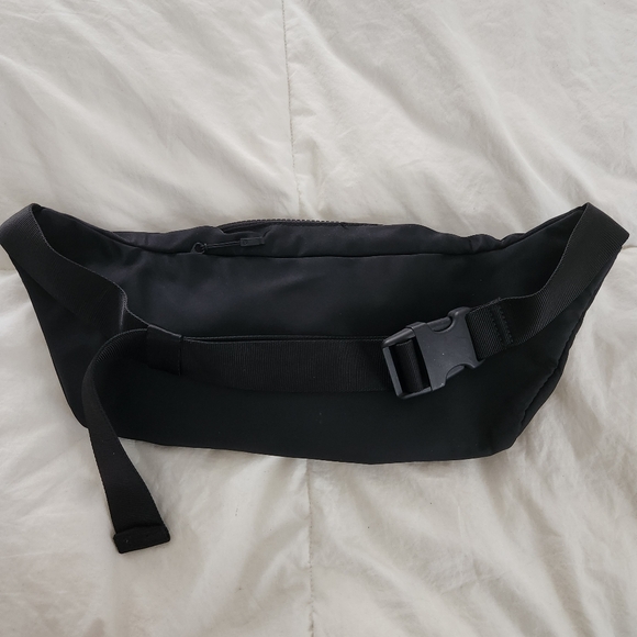 Lululemon On The Beat Belt Bag Black Shoulder Cross Body Waist 3-Pockets - Picture 5 of 8